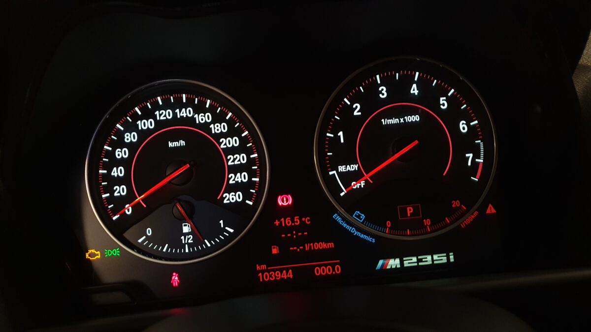 bmw_1er_f20_f22_tacho_led_carhex_f22_f23_weiss_4