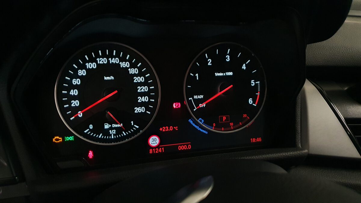 bmw_1er_f20_f22_tacho_led_carhex_f22_f23_weiss_3