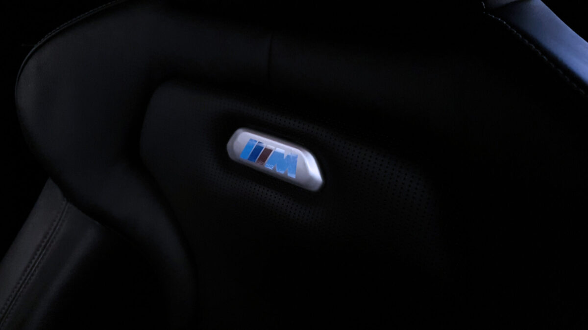 Umbau der M-Logos in den Sitzen auf dauerhafte Beleuchtung im BMW M4 F82 F83