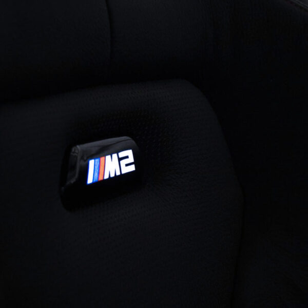 Umbau der M-Logos in den Sitzen auf dauerhafte Beleuchtung im BMW M2 Competition F87