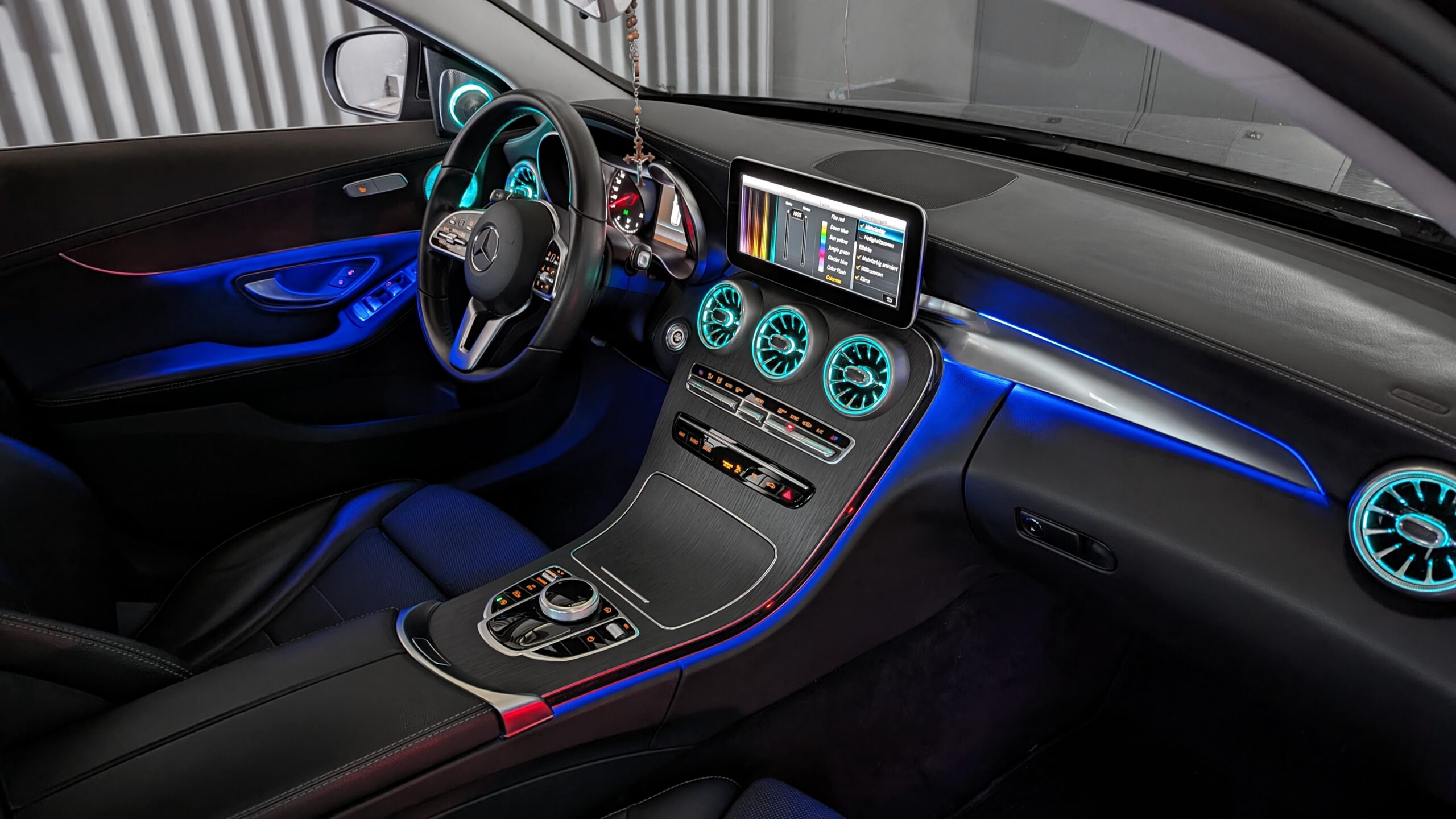 Mercedes C-Klasse W205 und GLC X253 Ambientebeleuchtung 64 Farben nachrüsten