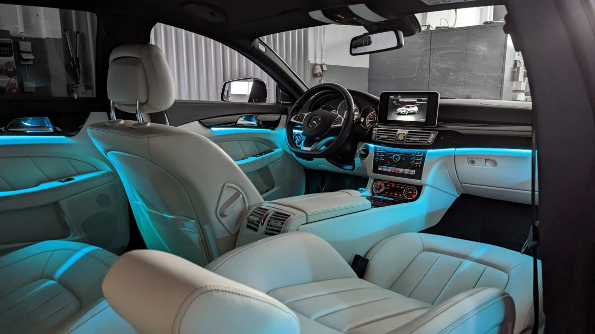 Mercedes_CLS_w218_ambientebeleuchtung_nachrüstung_innenraum_led_12_farben_1 Nachrüstung der mehrfarbigen LED Ambientebeleuchtung im Mercedes CLS W218