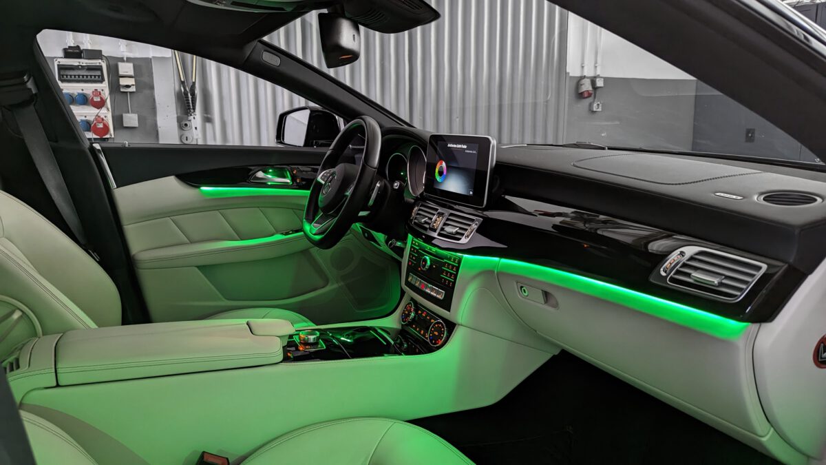 Nachrüstung der mehrfarbigen LED Ambientebeleuchtung im Mercedes CLS W218