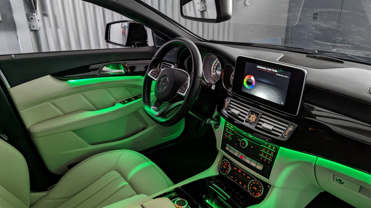 Mercedes_CLS_w218_ambientebeleuchtung_nachrüstung_innenraum_led_12_farben_4 Nachrüstung der mehrfarbigen LED Ambientebeleuchtung im Mercedes CLS W218