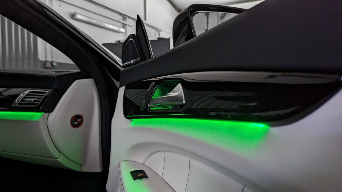 Mercedes_CLS_w218_ambientebeleuchtung_nachrüstung_innenraum_led_12_farben_5 Nachrüstung der mehrfarbigen LED Ambientebeleuchtung im Mercedes CLS W218