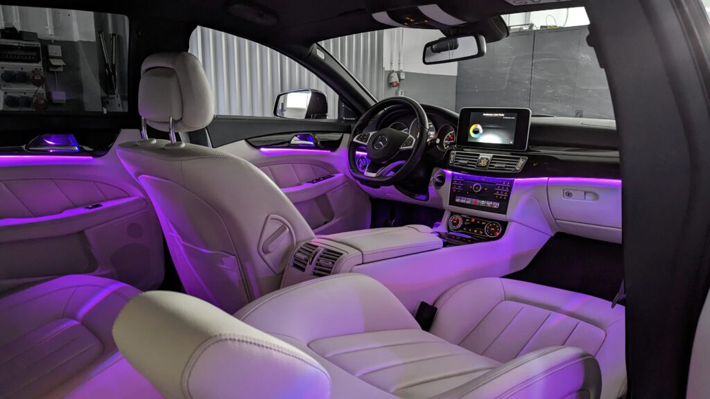 Nachrüstung der mehrfarbigen LED Ambientebeleuchtung im Mercedes CLS W218