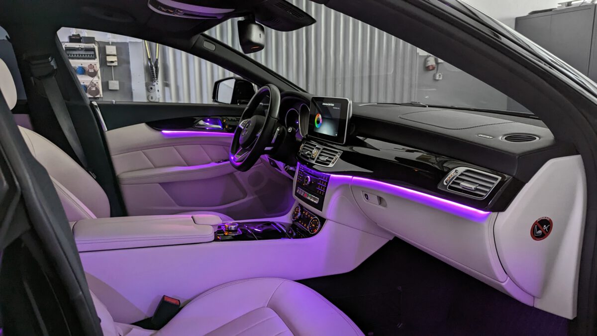 Mercedes_CLS_w218_ambientebeleuchtung_nachrüstung_innenraum_led_12_farben_7 Nachrüstung der mehrfarbigen LED Ambientebeleuchtung im Mercedes CLS W218