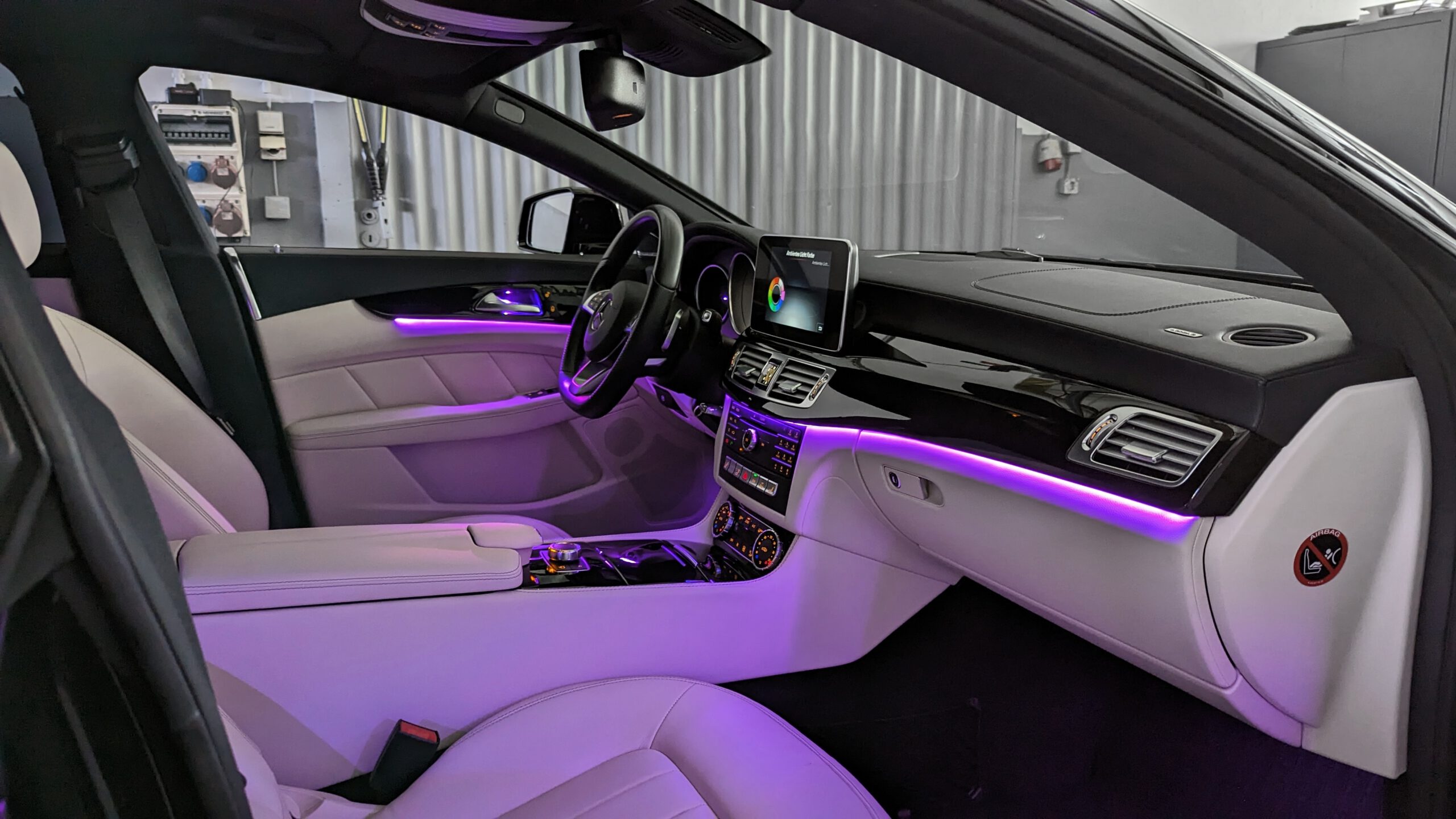Nachrüstung der mehrfarbigen LED Ambientebeleuchtung im Mercedes CLS W218