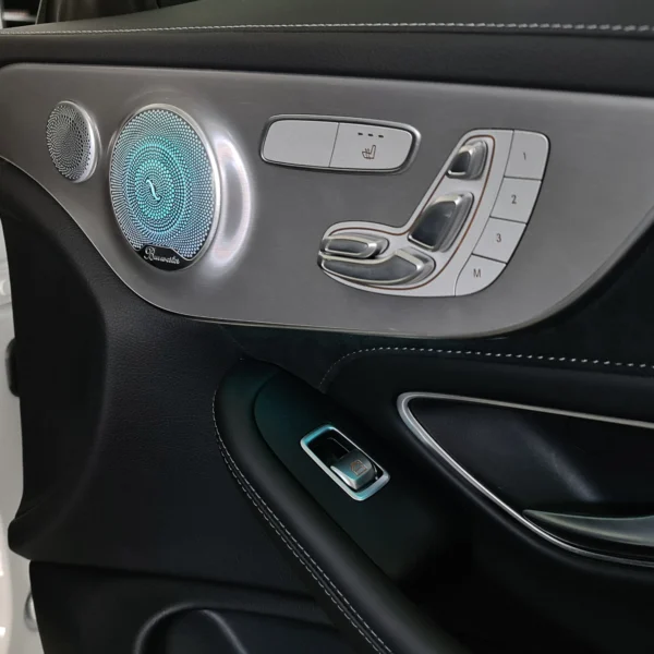 Beleuchtete Türverkleidung im Mercedes C-Klasse W205