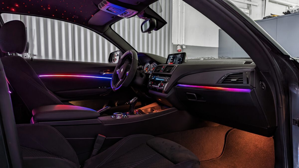 bmw_1er_2er_ambientebeleuchtung_dynamic_nachrüstung_innenbeleuchtung_64_farben_mehrfarbig_1 Ambientebeleuchtung für BMW M2 Competition/Coupe F87 inkl. Einbau (Nachrüstung) – Bild 15