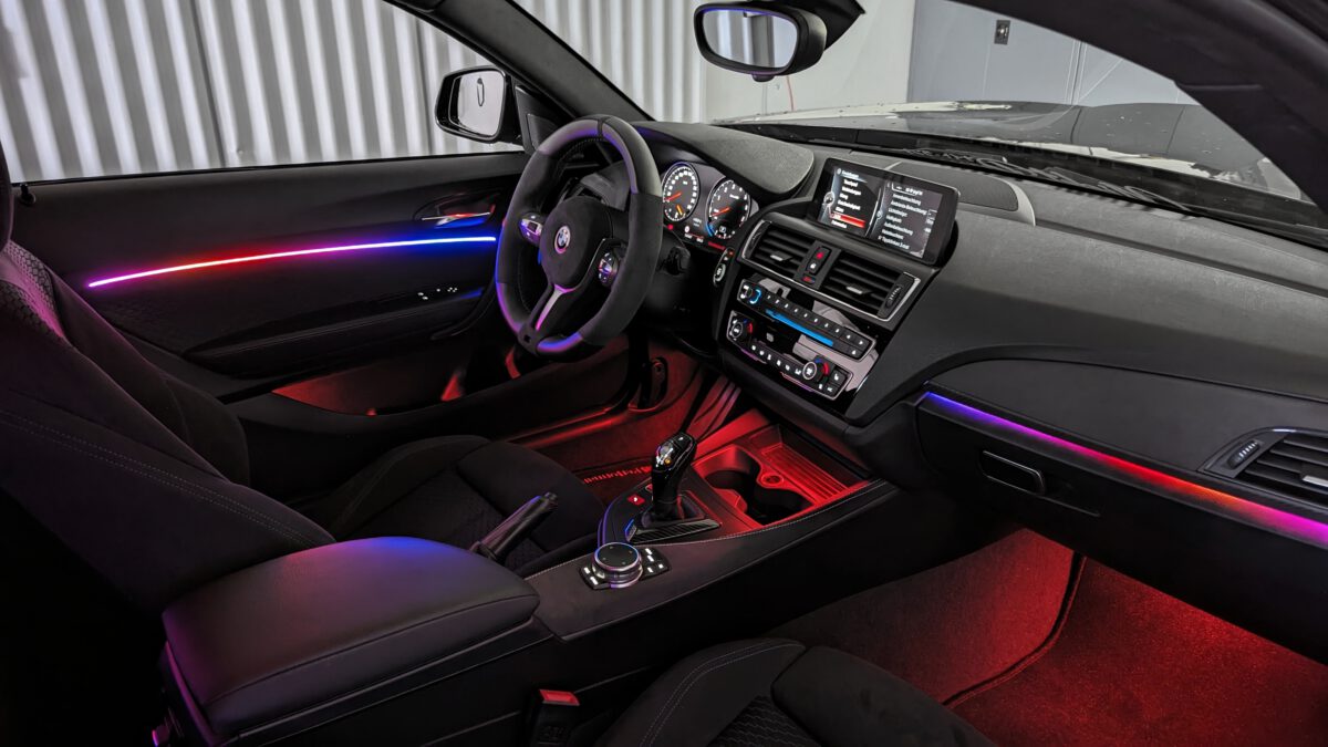 bmw_1er_2er_ambientebeleuchtung_dynamic_nachrüstung_innenbeleuchtung_64_farben_mehrfarbig_10 Ambientebeleuchtung für BMW M2 Competition/Coupe F87 inkl. Einbau (Nachrüstung) – Bild 11