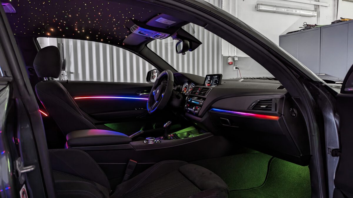 bmw_1er_2er_ambientebeleuchtung_dynamic_nachrüstung_innenbeleuchtung_64_farben_mehrfarbig_11 Ambientebeleuchtung für BMW M2 Competition/Coupe F87 inkl. Einbau (Nachrüstung) – Bild 9