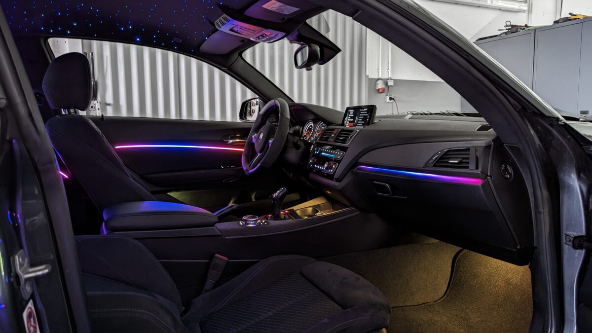 bmw_1er_2er_ambientebeleuchtung_dynamic_nachrüstung_innenbeleuchtung_64_farben_mehrfarbig_7 Ambientebeleuchtung für BMW M2 Competition/Coupe F87 inkl. Einbau (Nachrüstung) – Bild 13