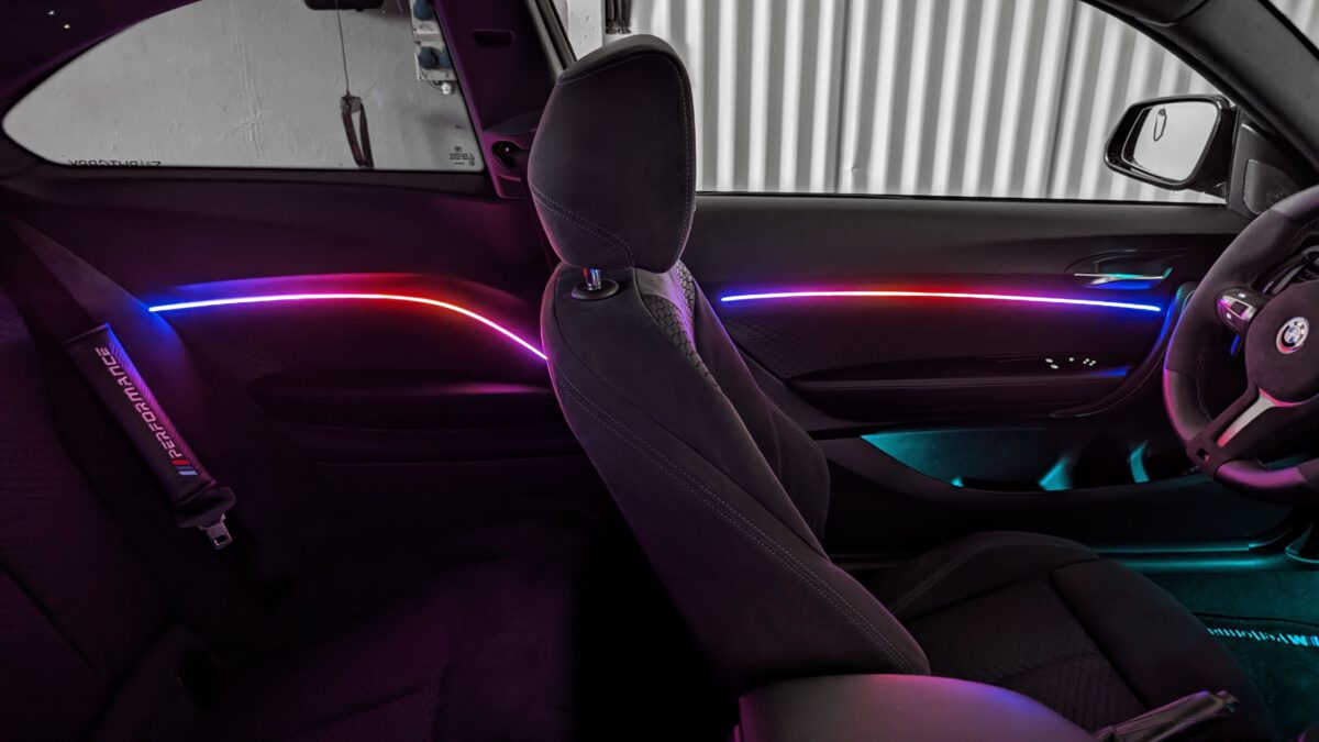 bmw_1er_2er_ambientebeleuchtung_dynamic_nachrüstung_innenbeleuchtung_64_farben_mehrfarbig_8 Ambientebeleuchtung für BMW M2 Competition/Coupe F87 inkl. Einbau (Nachrüstung) – Bild 4