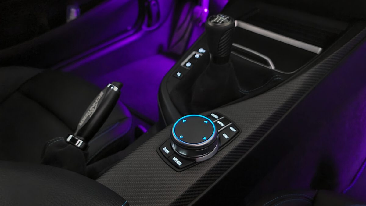 Interior LED-Umbau von Orange zu Weiß im BMW M2 Competition