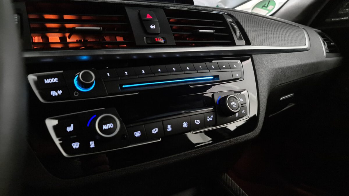 Interior LED-Umbau von Orange zu Weiß im BMW M2 Competition