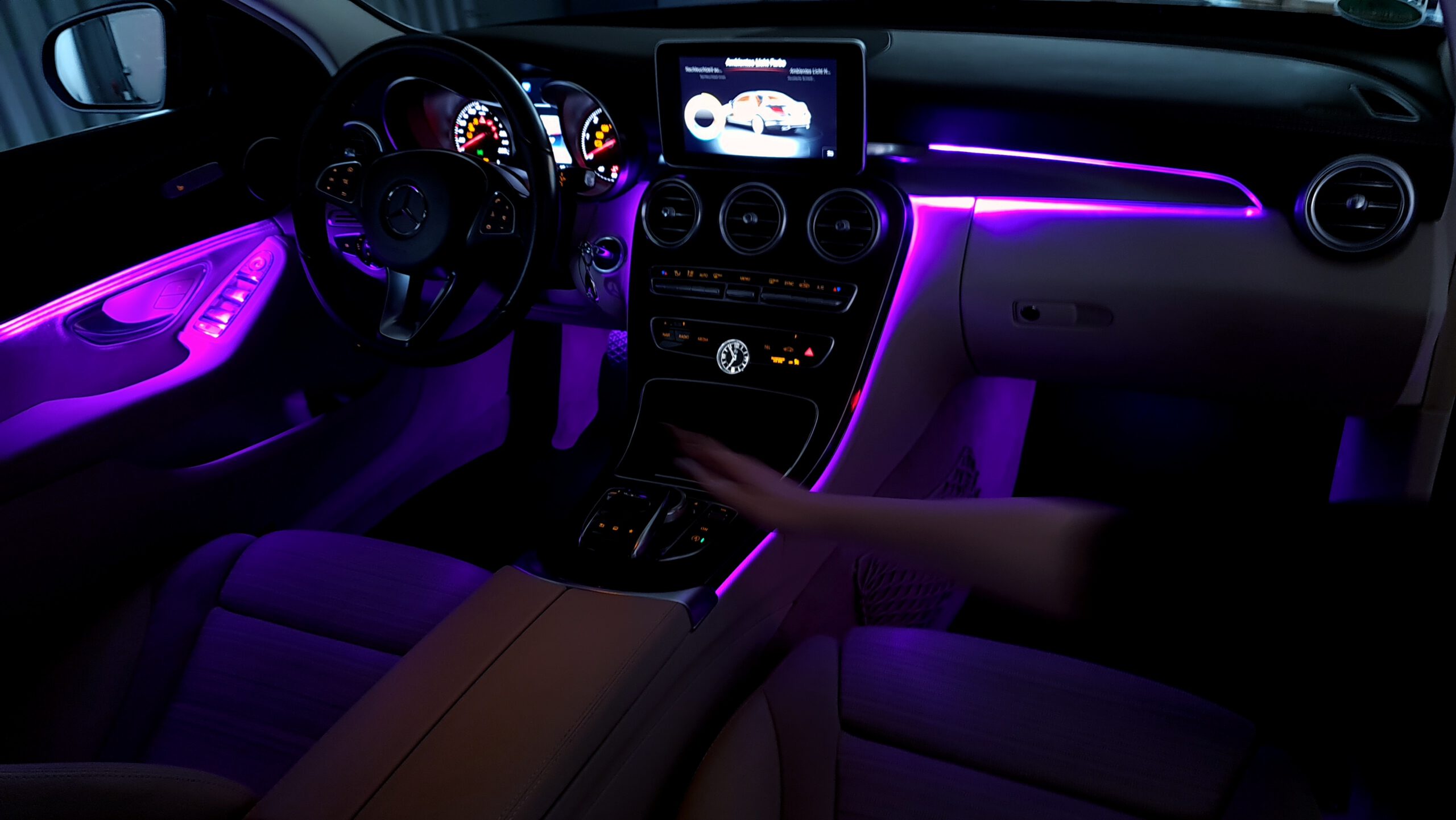 Mercedes W205: Nachrüstung 64 Farben Ambientebeleuchtung - CarHex
