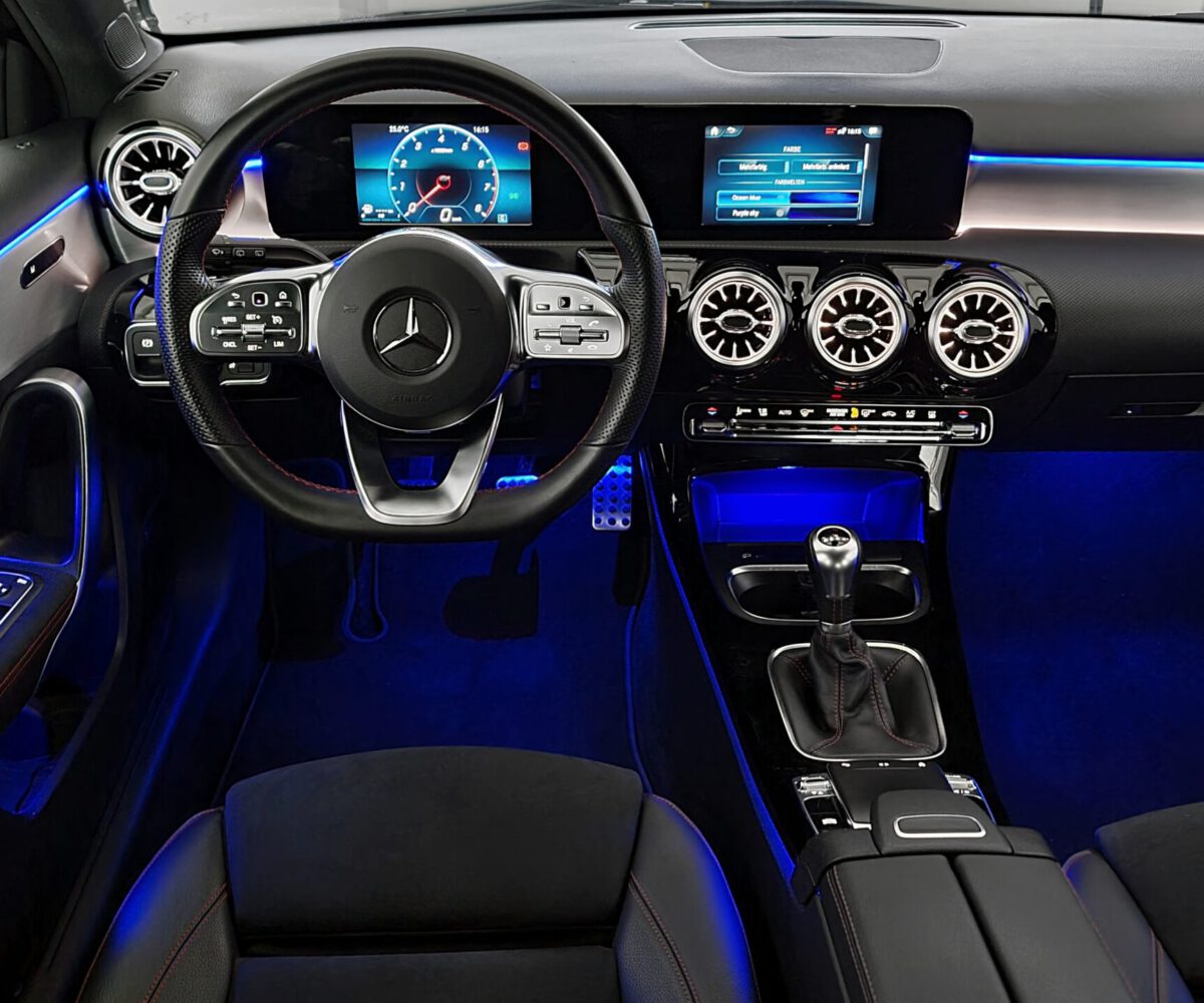 Nachrüstung der Ambientebeleuchtung mit MBUX-Steuerung für Mercedes CLA AMG C118