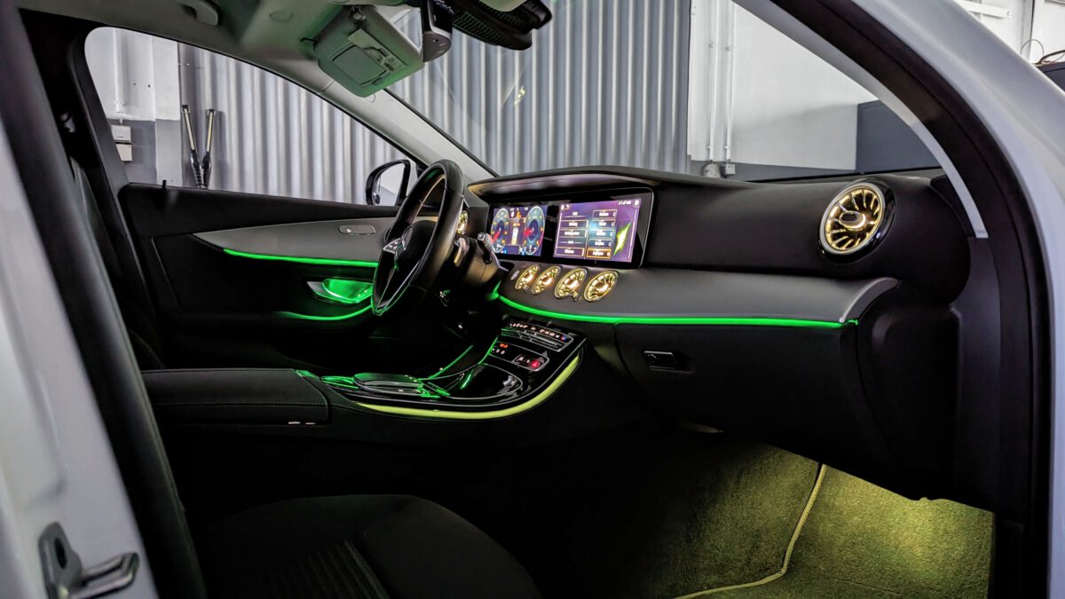 Nachrüstung der mehrfarbigen Ambientebeleuchtung mit 64 Farben in der Mercedes E-Klasse W213 MOPF