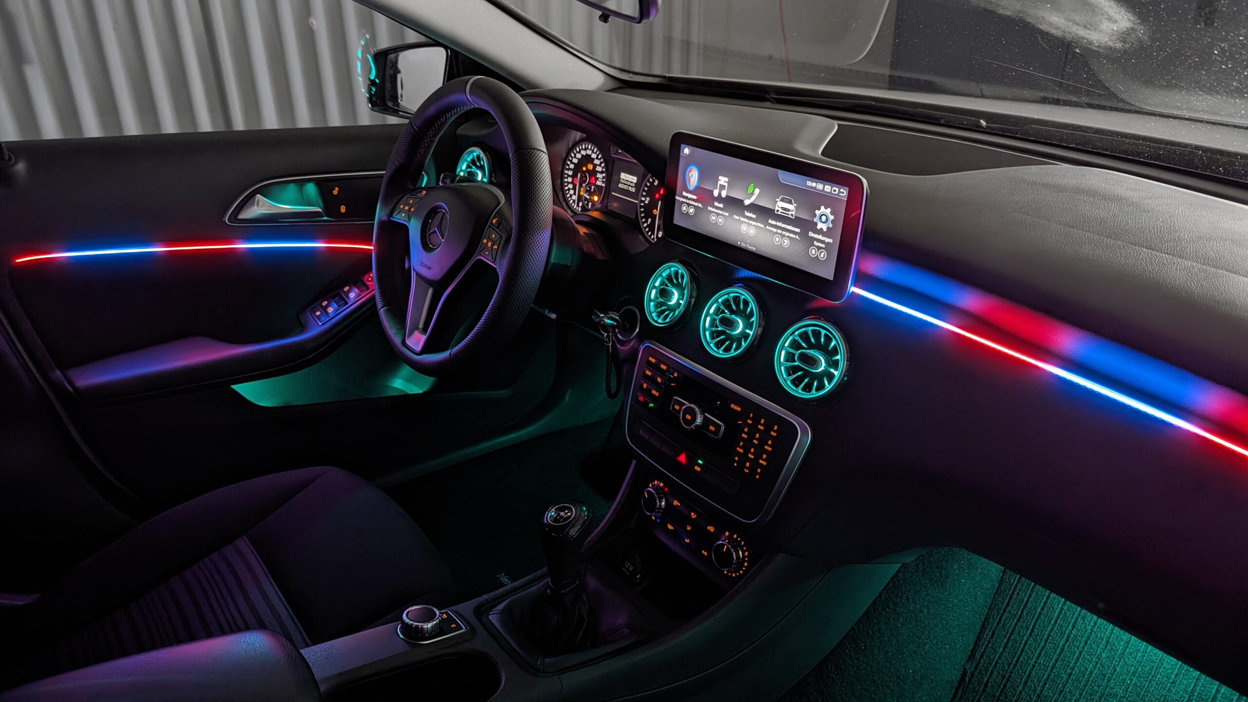Ambiente-Beleuchtung: Autobauer rüsten Innenräume mit Farblicht auf - DER  SPIEGEL