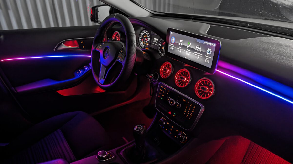 mercedes_aklasse_cla_gla_w176_c117_ambientebeleuchtung_dynamisch_innebeleuchtung_nachrüsten_6 Nachrüstung Ambientebeleuchtung mit Dynamic-Mode in der Mercedes A-Klasse CLA W176 C117