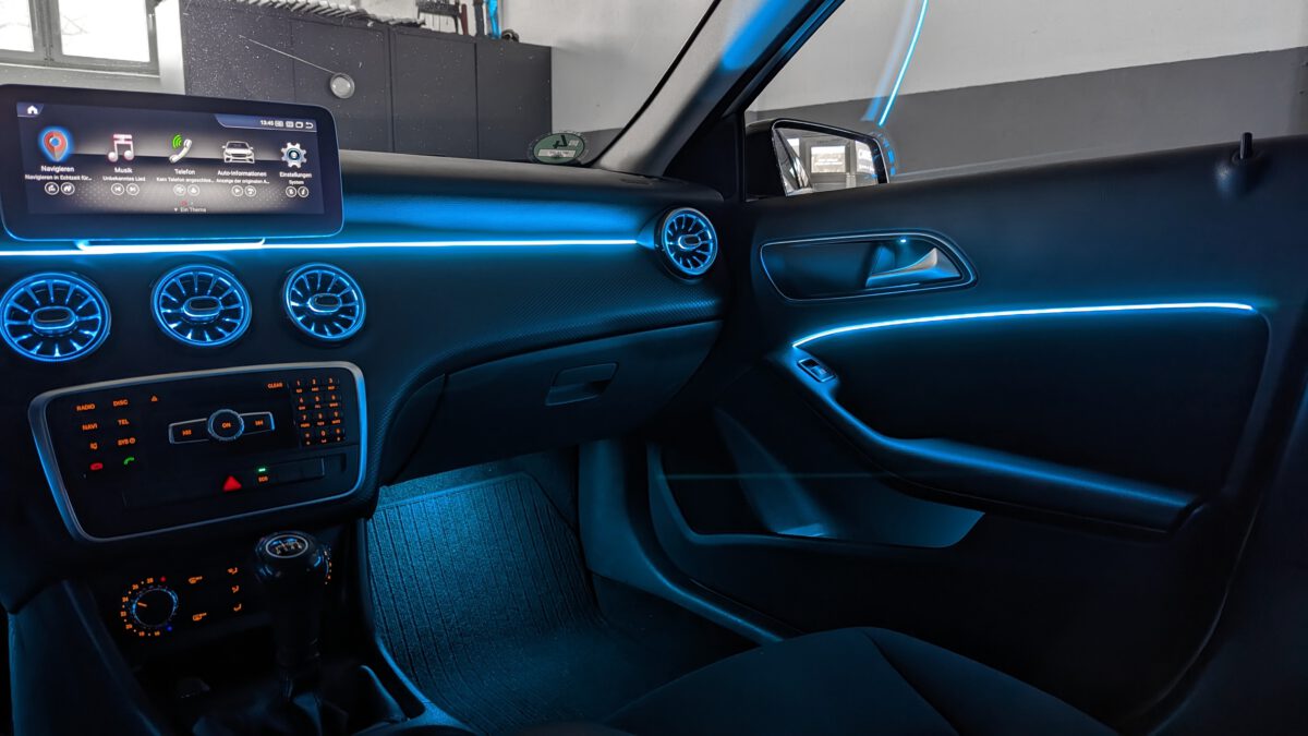 mercedes_aklasse_cla_gla_w176_c117_ambientebeleuchtung_dynamisch_innebeleuchtung_nachrüsten_8 Nachrüstung Ambientebeleuchtung mit Dynamic-Mode in der Mercedes A-Klasse CLA W176 C117