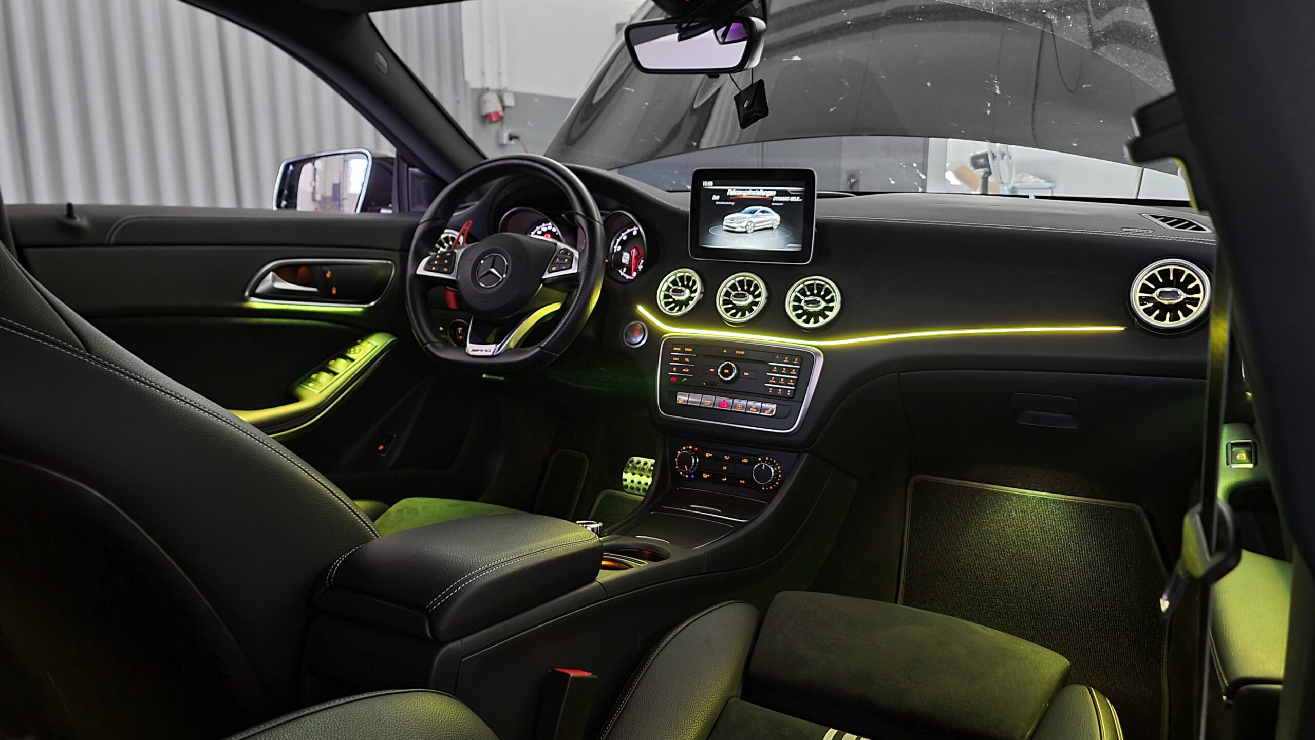 Ambientebeleuchtung für Mercedes GLA X156 & Einbau - CarHex