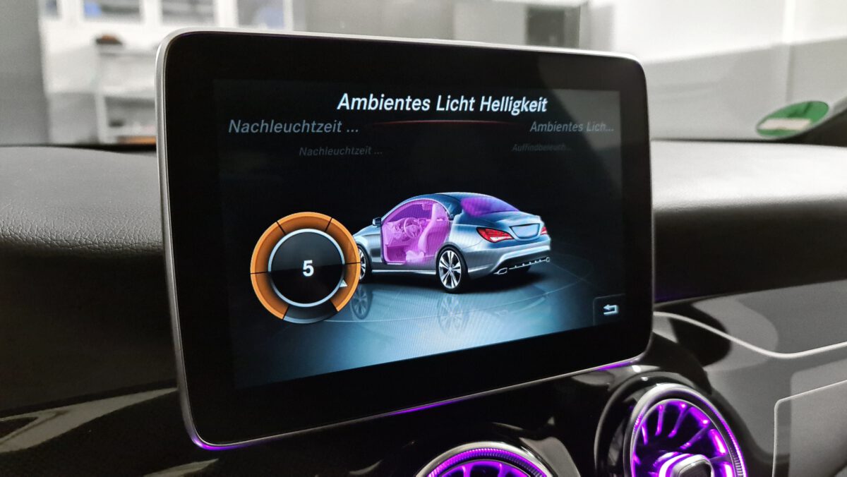 12 Farben Ambientebeleuchtung im Mercedes GLA nachrüsten