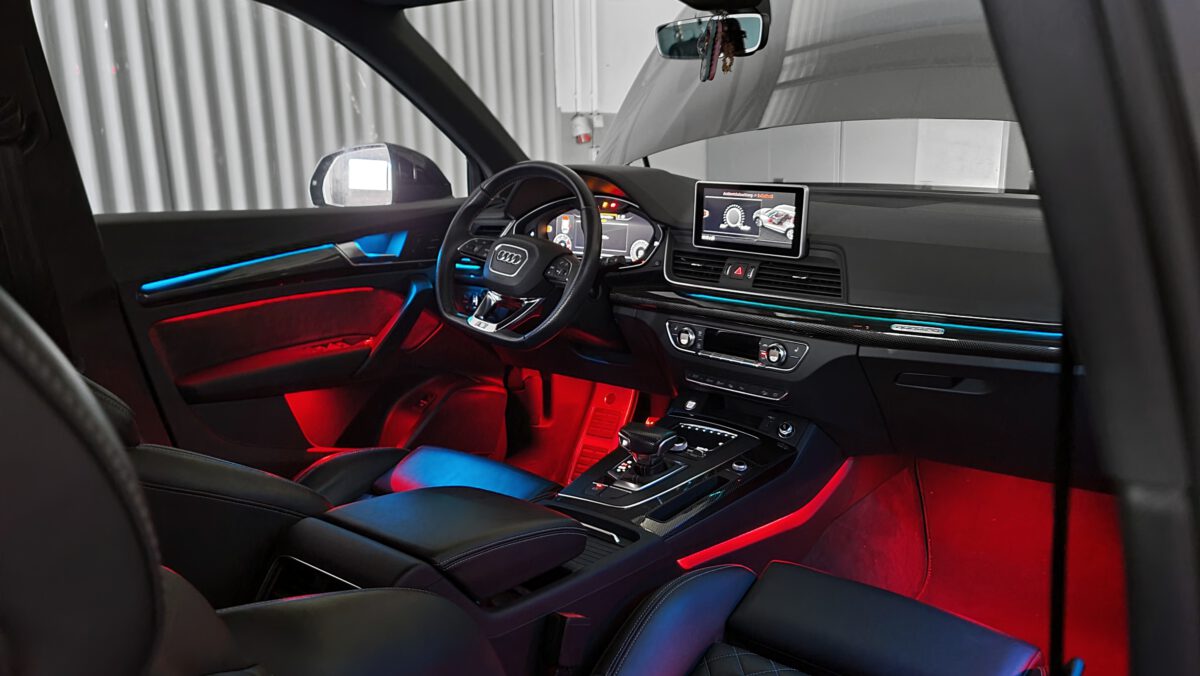 Nachrüstung der mehrfarbigen Ambientebeleuchtung im Audi Q5 SQ5 FY