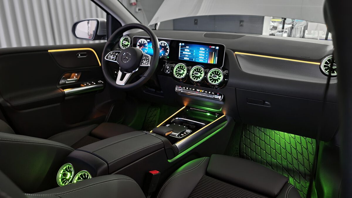 Nachrüstung der Ambientebeleuchtung im Mercedes GLA/B-Klasse