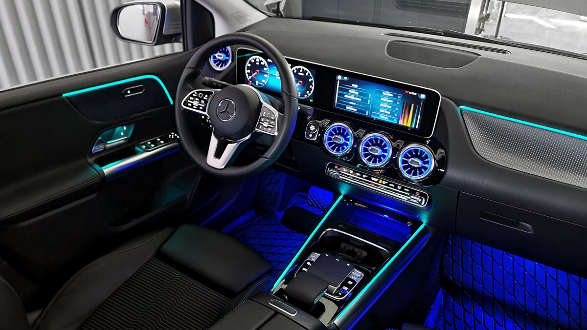 Nachrüstung der Ambientebeleuchtung im Mercedes GLA/B-Klasse
