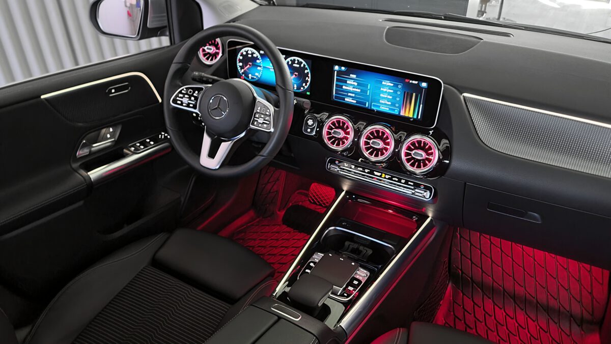 Nachrüstung der Ambientebeleuchtung im Mercedes GLA/B-Klasse