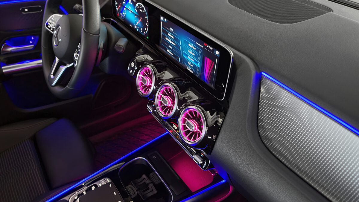 Nachrüstung der Ambientebeleuchtung im Mercedes GLA/B-Klasse