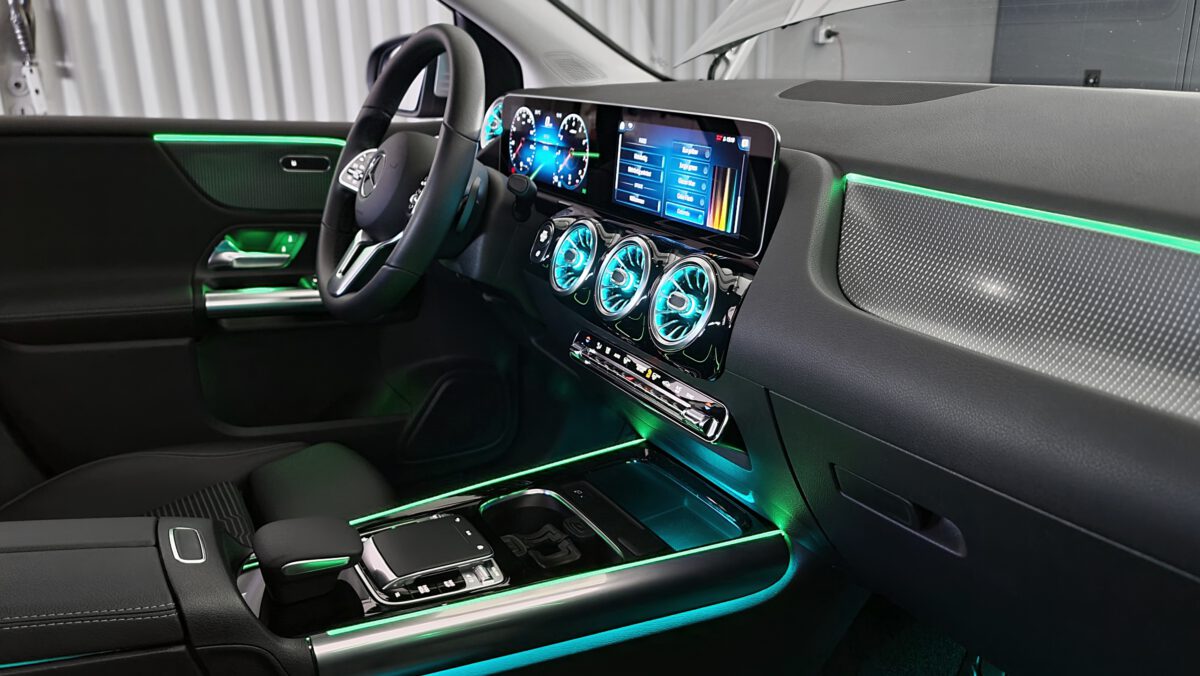 Nachrüstung der Ambientebeleuchtung im Mercedes GLA/B-Klasse