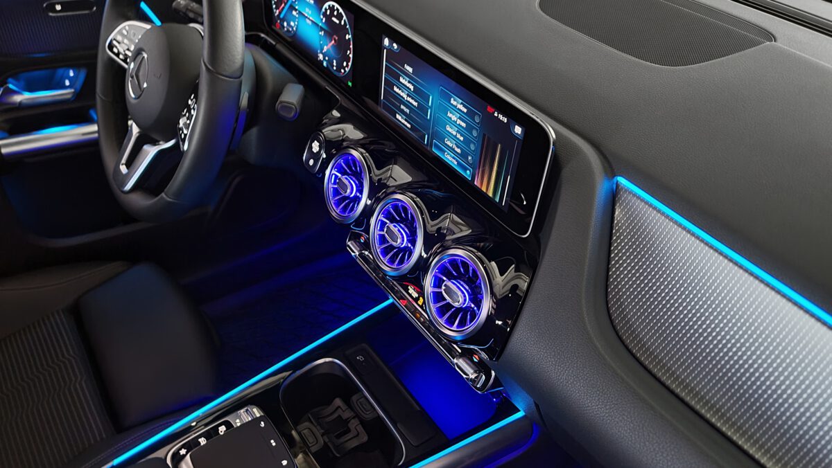 Nachrüstung der Ambientebeleuchtung im Mercedes GLA/B-Klasse