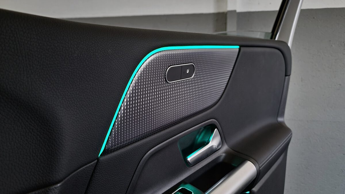 Nachrüstung der Ambientebeleuchtung im Mercedes GLA/B-Klasse