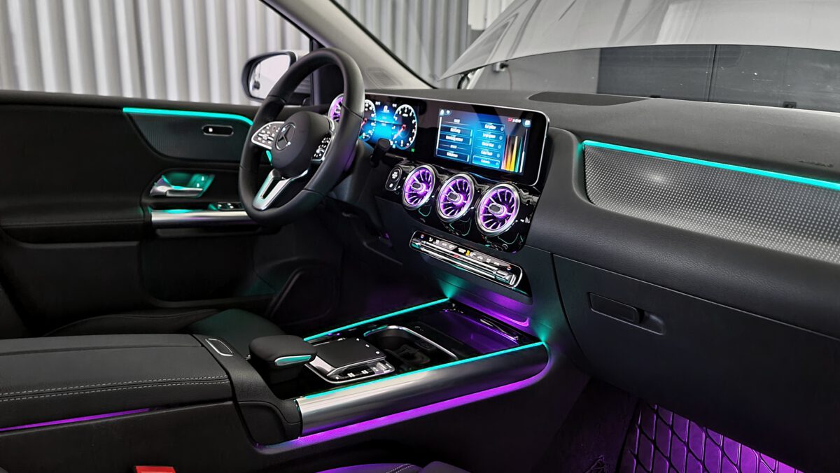 Nachrüstung der Ambientebeleuchtung im Mercedes GLA/B-Klasse