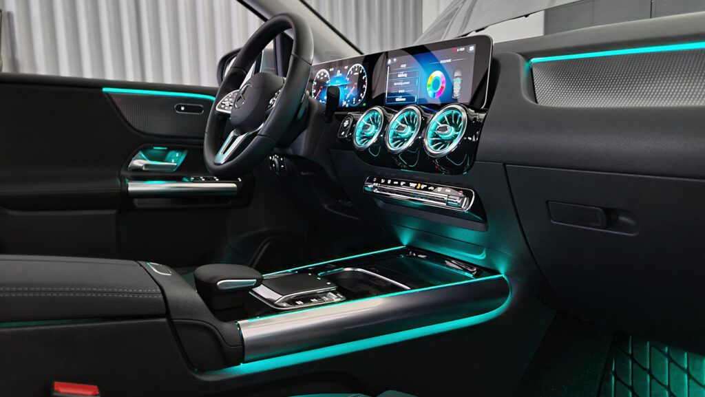 Nachrüstung der Ambientebeleuchtung im Mercedes GLA/B-Klasse