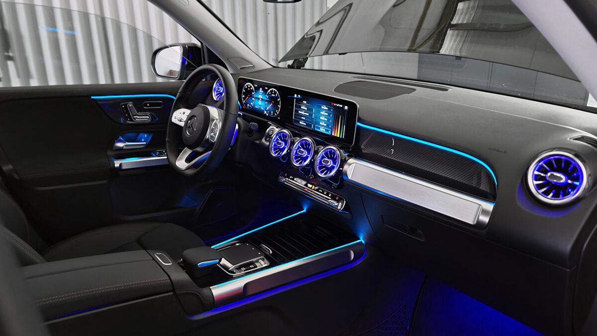 Nachrüstung der Ambientebeleuchtung im Mercedes GLB mit MBUX