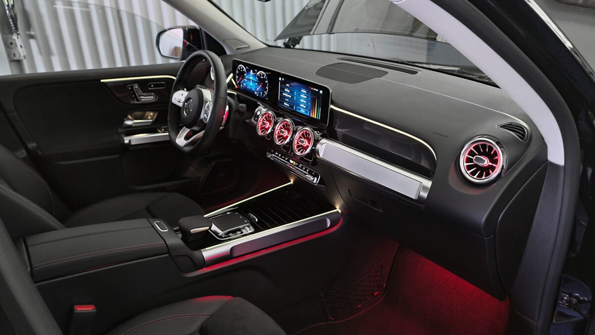 Nachrüstung der Ambientebeleuchtung im Mercedes GLB mit MBUX