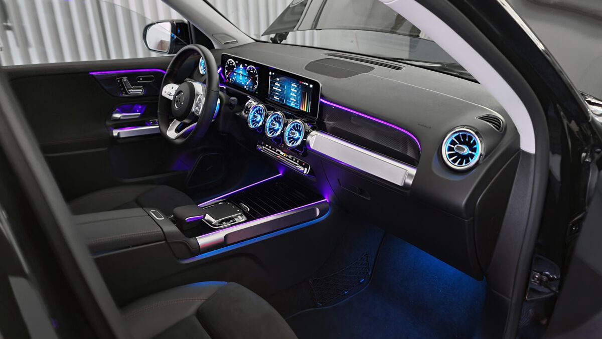 Nachrüstung der Ambientebeleuchtung im Mercedes GLB mit MBUX