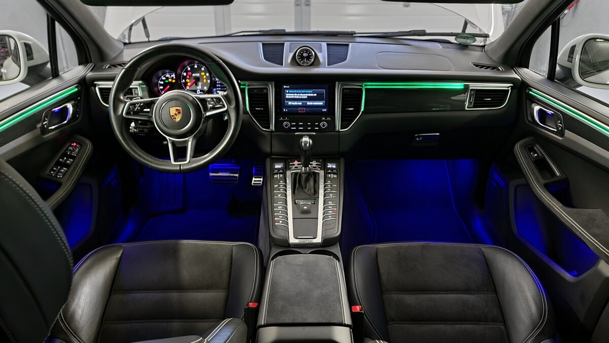 Nachrüstung der Ambientebeleuchtung im Porsche Macan Innenraum