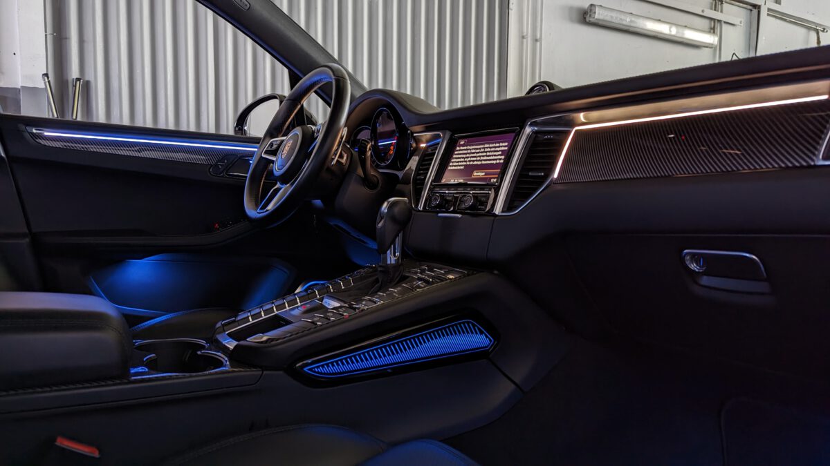 Mehrfarbige Ambientebeleuchtung im Porsche Macan nachrüsten