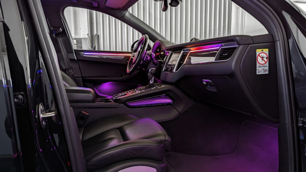 Mehrfarbige Ambientebeleuchtung im Porsche Macan nachrüsten