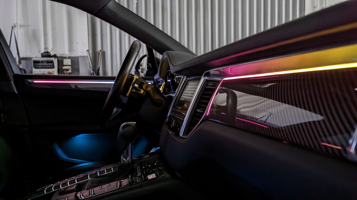 Mehrfarbige Ambientebeleuchtung im Porsche Macan nachrüsten