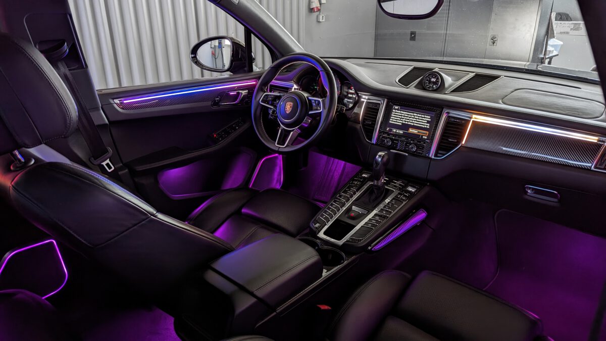 Mehrfarbige Ambientebeleuchtung im Porsche Macan nachrüsten