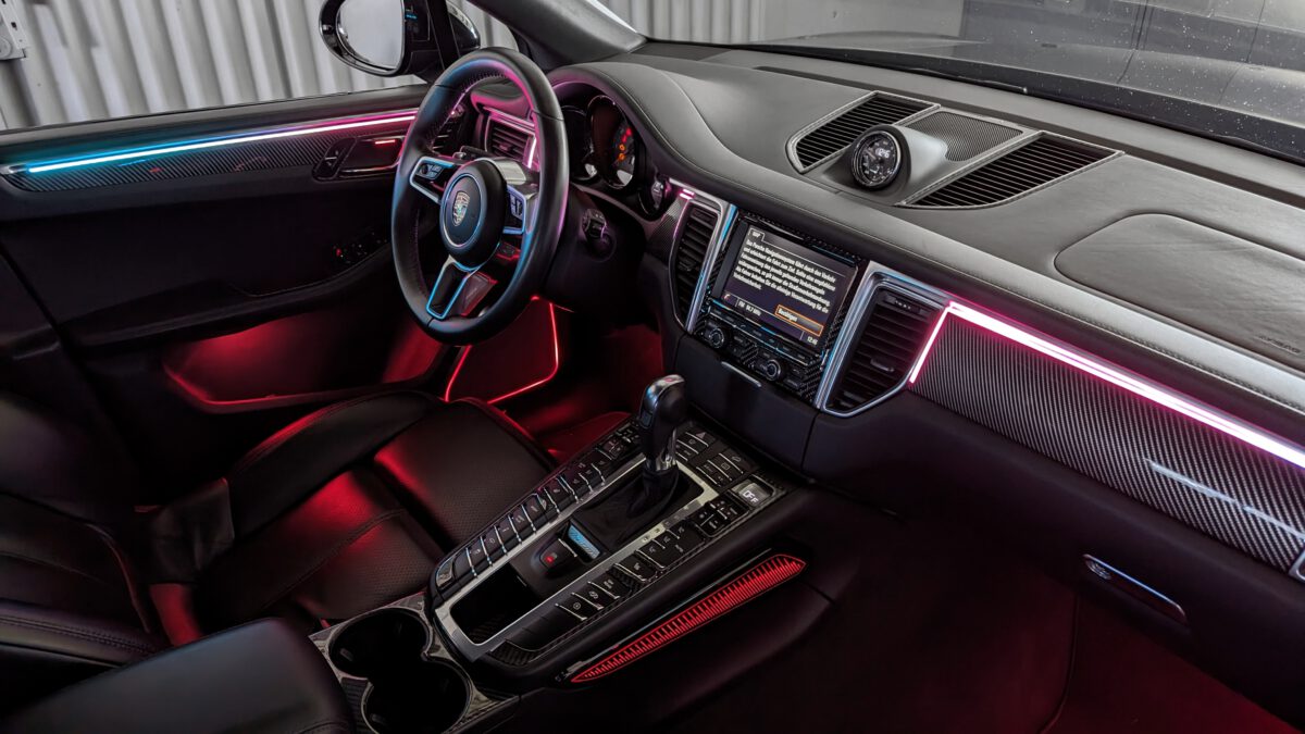 Mehrfarbige Ambientebeleuchtung im Porsche Macan nachrüsten