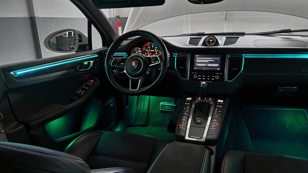 Nachrüstung der Ambientebeleuchtung im Porsche Macan Innenraum