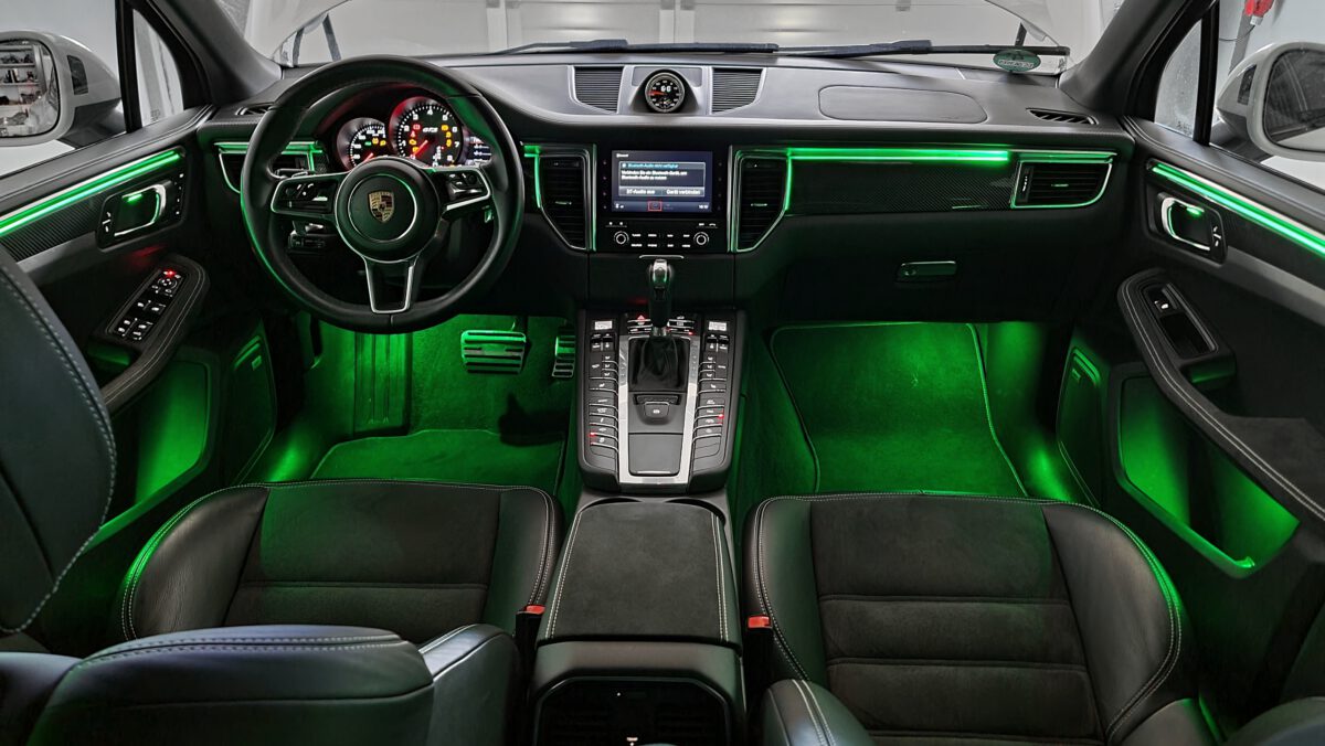 Nachrüstung der Ambientebeleuchtung im Porsche Macan Innenraum