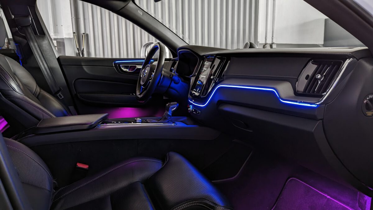 Nachrüstung der mehrfarbigen Ambientebeleuchtung im Volvo XC60
